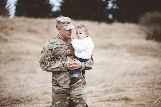 retrato de um pai soldado segurando seu filho em um campo 181624 39387